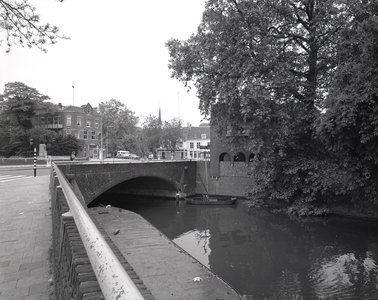 802676 Gezicht op de Tolsteegbrug over de Stadsbuitengracht te Utrecht met rechts het Politiebureau Tolsteeg ...